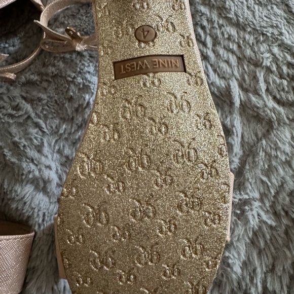 Girls Nine West champagne dress shoes size 4, excellent condition. Worn once. - Picture 9 of 13